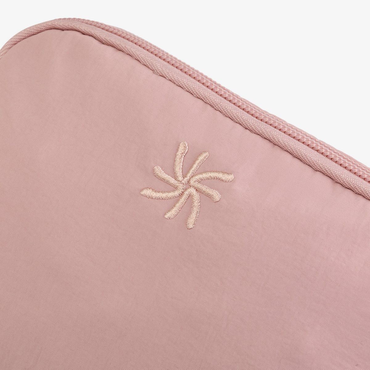 Cloudsteppers Small Pouch detail